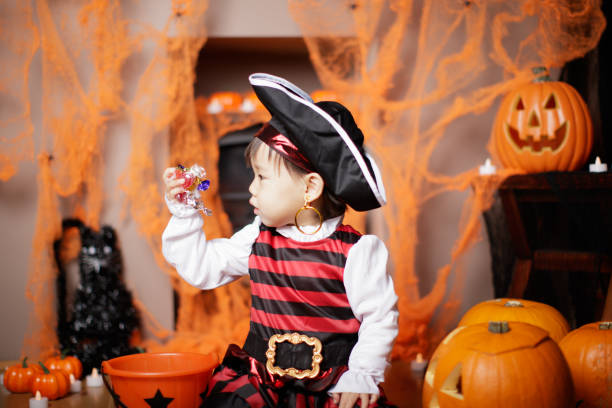 garota da criança vestida tocando na festa de halloween - baby pirate costume toddler - fotografias e filmes do acervo