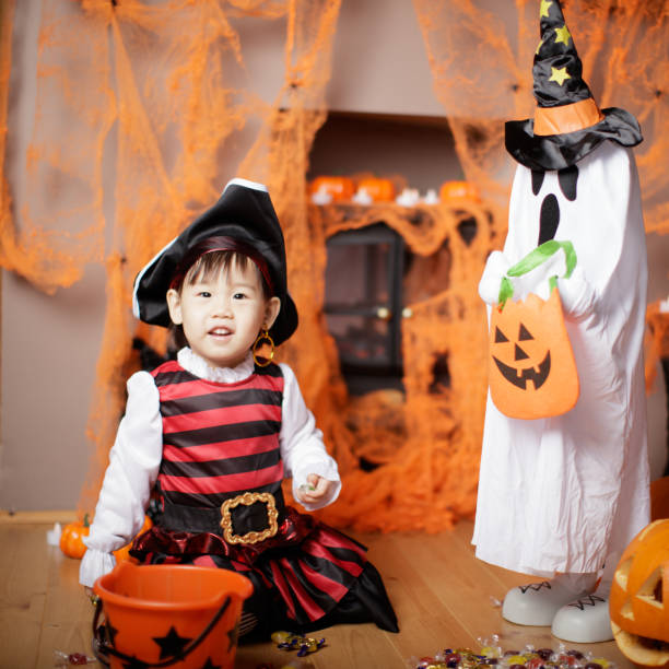 garota da criança vestida tocando na festa de halloween - baby pirate costume toddler - fotografias e filmes do acervo