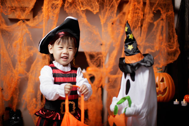 vestido de niña niño jugando en la fiesta de halloween - baby pirate costume toddler fotografías e imágenes de stock