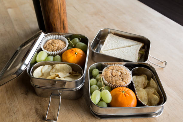 ver dentro de una caja de almuerzo del acero inoxidable - lunch box lunch box metal fotografías e imágenes de stock