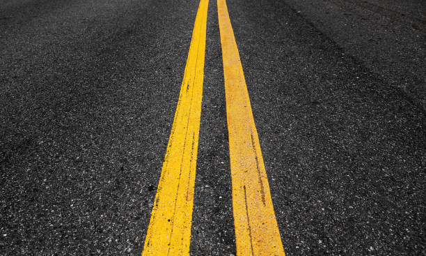 istock Yellow double dividing lines perspective view 1058586324