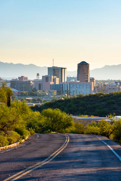 skyline de tucson - mt lemmon photos et images de collection