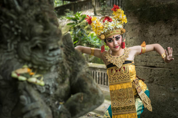 giovane ballerino tradizionale di bali in una foresta di bambù - danza del legong immagine foto e immagini stock