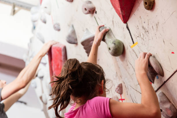 십 대 소녀와 젊은 남자는 실내 벽을 등반 - climbing wall rock climbing holding reaching 뉴스 사진 이미지