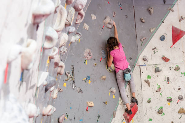 bold (realce) adolescente em uma parede de escalada livre - climbing wall rock climbing holding reaching - fotografias e filmes do acervo