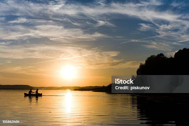 Foto de Lago Ao Pôrdosol e mais fotos de stock de Caça - Caça, Caçador - Papel Humano, Veículo Aquático