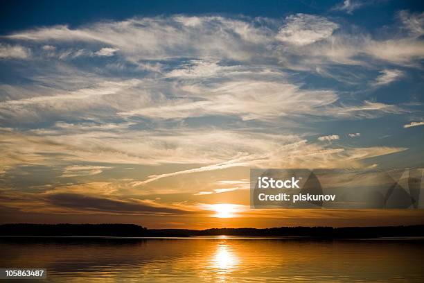 Pôr Do Sol No Lago - Fotografias de stock e mais imagens de Anoitecer - Anoitecer, Ao Ar Livre, Azul