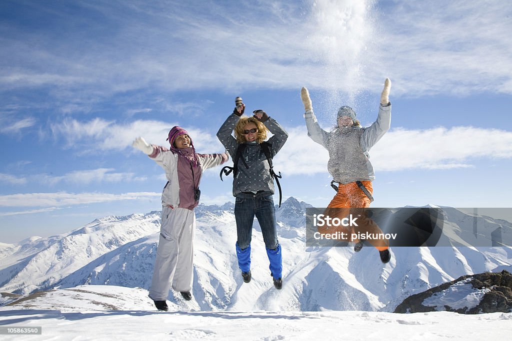 Saltare ragazze - Foto stock royalty-free di Neve