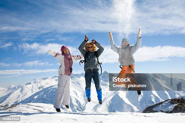 Foto de Pulando Meninas e mais fotos de stock de Neve - Neve, Pular, Adolescente