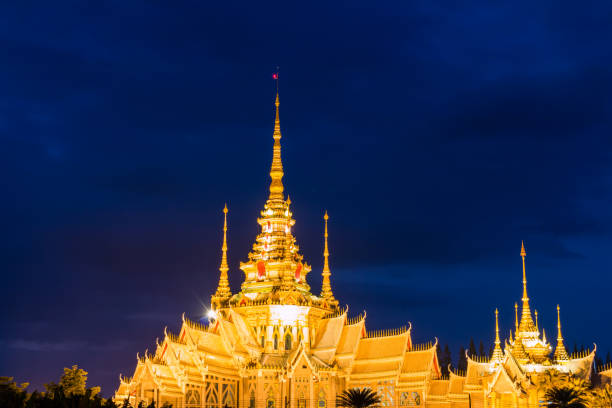 istock Gold color temple roof at night 1058644584