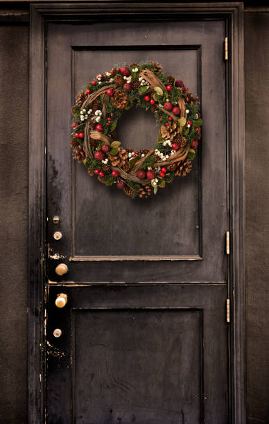 puerta negra colgando una guirnalda de la navidad. - front door doorknob door wood fotografías e imágenes de stock