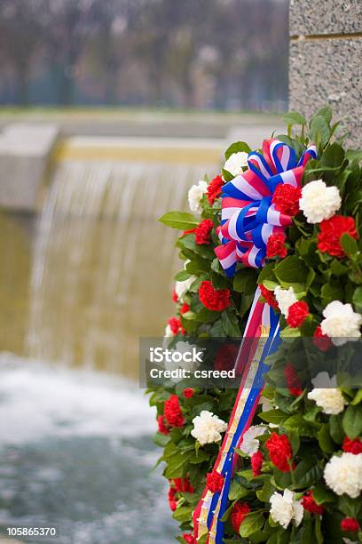 Coroa De Flores E Fonte - Fotografias de stock e mais imagens de Ao Ar Livre - Ao Ar Livre, Cascata, Fita