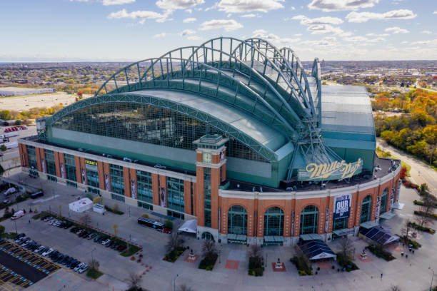 miller park milwaukee - vista aérea - liga profesional de béisbol fotografías e imágenes de stock