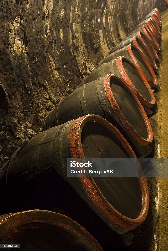 Rangée de tonneaux de vin dans la cave vinicole de la distance - Photo de Alcool libre de droits
