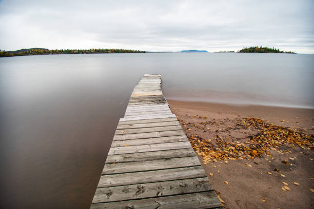 lake superior in autumn - thunder bay canada ontario provincial park imagens e fotografias de stock