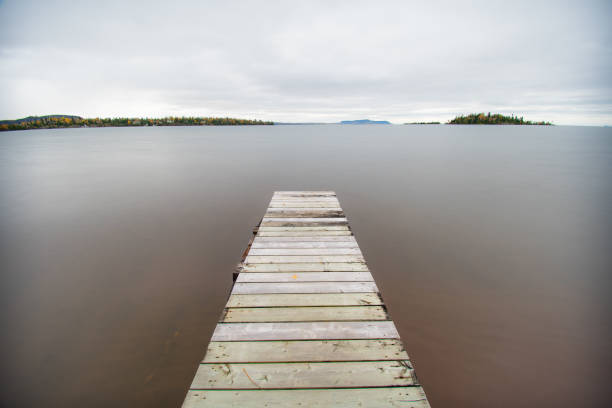 un piccolo molo nel lago superiore - thunder bay canada ontario provincial park foto e immagini stock