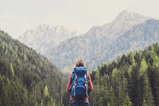 Viajero mujer joven en una montaña photo