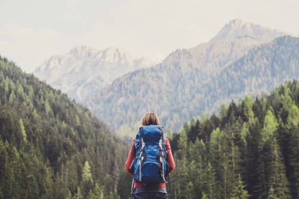 山の若い女性旅行者 - ハイキング ストックフォトと画像