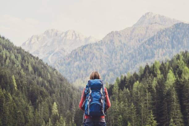 młoda kobieta podróżniczka w górach - hiking zdjęcia i obrazy z banku zdjęć