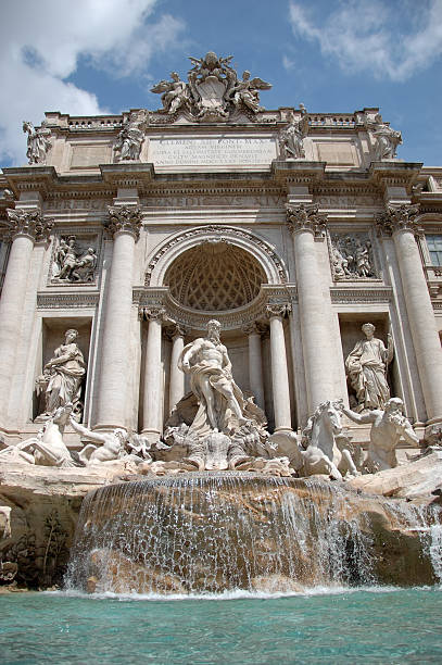 piazza di trevi - roman mythology travel destinations vertical trevi fountain - fotografias e filmes do acervo