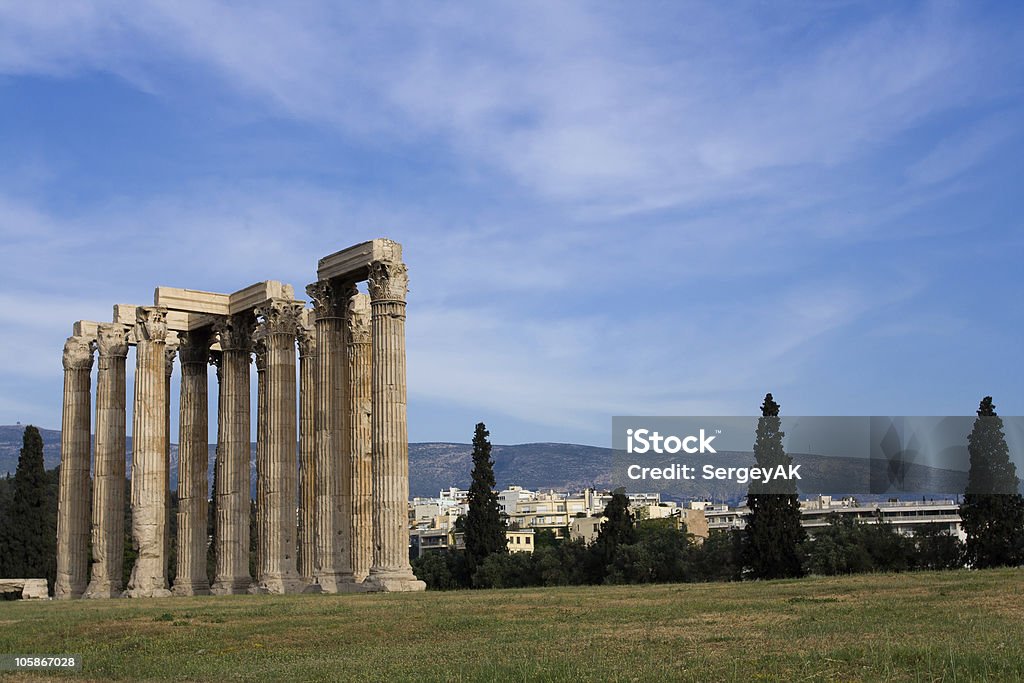Antigua templo de Zeus olímpico Athens Greece cielo azul de fondo - Foto de stock de Aire libre libre de derechos