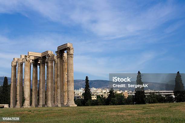 Antigua Templo De Zeus Olímpico Athens Greece Cielo Azul De Fondo Foto de stock y más banco de imágenes de Aire libre