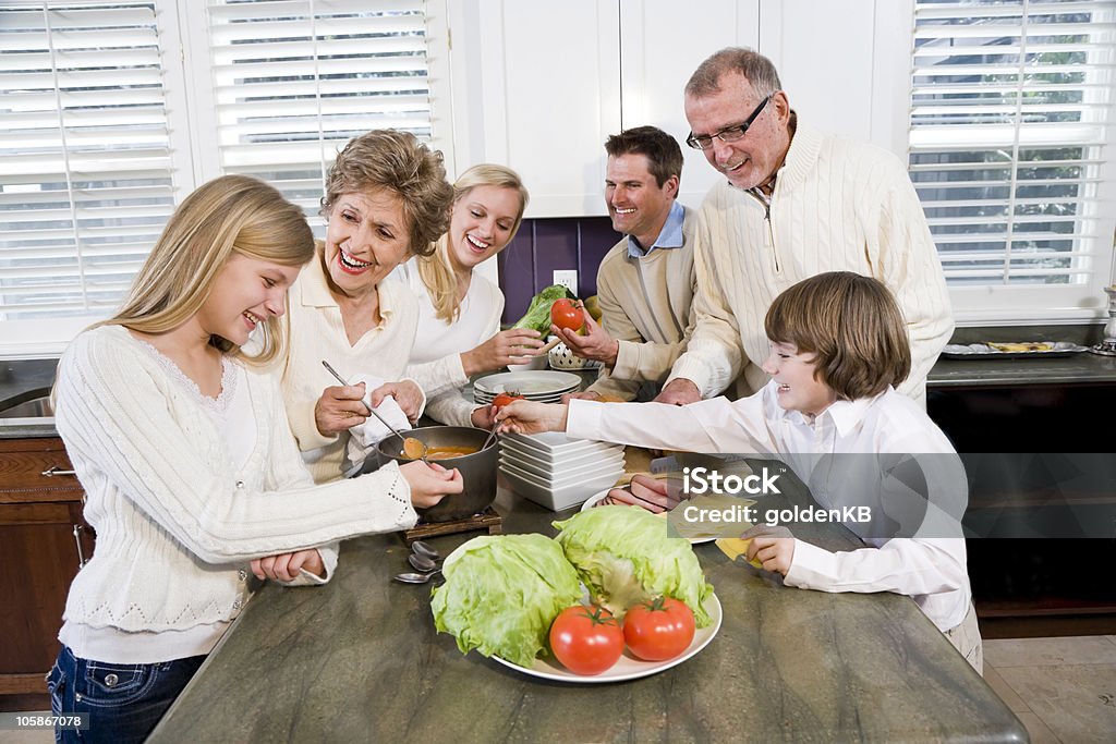 Três gerações de família na cozinha cozinha de almoço - Foto de stock de 10-11 Anos royalty-free