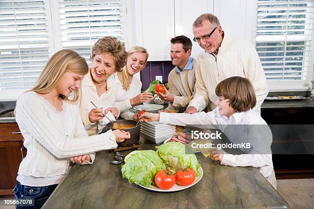 Geração De Três Família Na Cozinha Cozinhar Almoço - Fotografias de stock e mais imagens de 10-11 Anos - 10-11 Anos, 30-39 Anos, 6-7 Anos