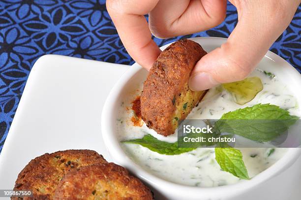 Falafel Com Pepino Hortelã Pasta - Fotografias de stock e mais imagens de Falafel - Falafel, Folha de menta - Culinária, Banhar