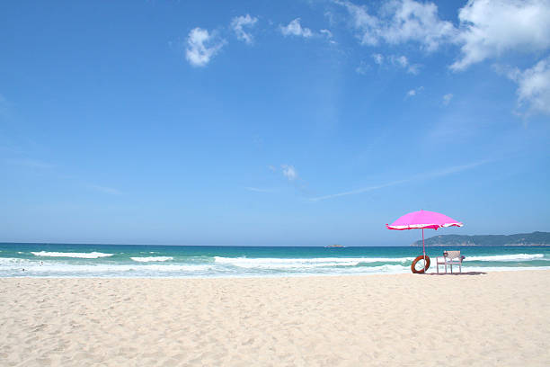 mar e vermelho guarda-chuva - cloud sea beach umbrella sky - fotografias e filmes do acervo