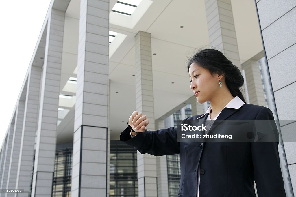 Femme d'affaires sur son devant - Photo de Adulte libre de droits