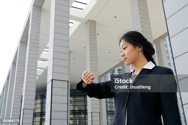 Photo libre de droit de Femme Daffaires Sur Son Devant banque d'images et plus d'images libres de droit de Adulte - Adulte, Affaires, Attendre