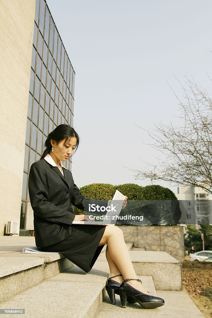 Jeune femme d'affaires travaillant avec un ordinateur portable - Photo de Adulte libre de droits