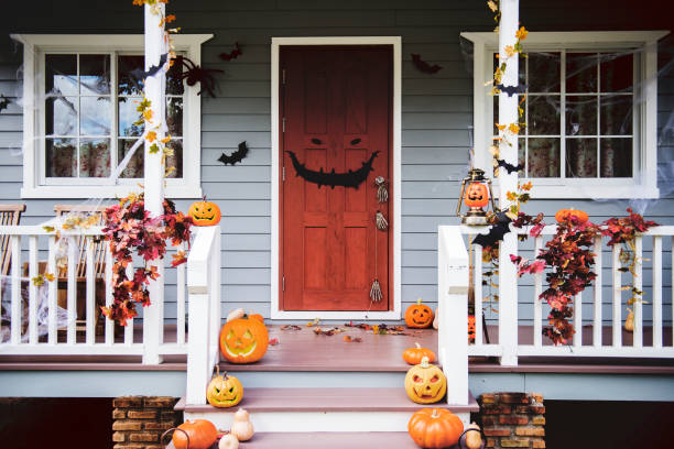 zucche e decorazioni di halloween fuori da una casa - trick or treat foto e immagini stock