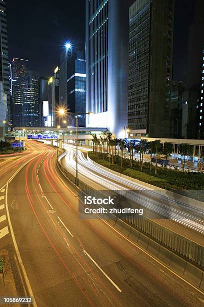 Tráfego Através Da Baixa Em Hongkong - Fotografias de stock e mais imagens de Ao Ar Livre - Ao Ar Livre, Arranha-céu, Carro