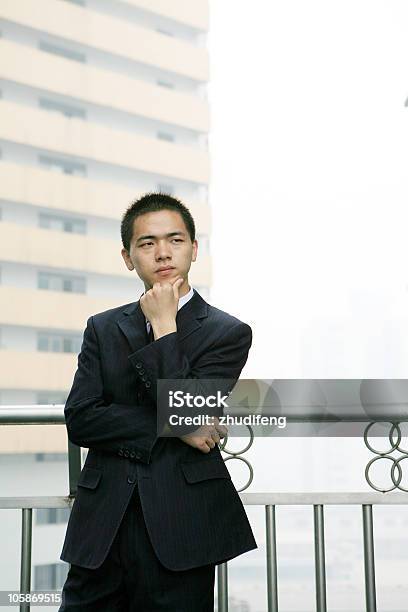 Junge Unternehmen Denken Vor Dem Gebäude Stockfoto und mehr Bilder von Anzug - Anzug, Asiatischer und Indischer Abstammung, Asien