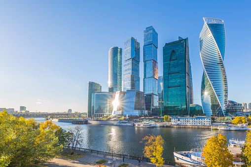 Skycraper de ciudad de Moscú, Moscú Centro Internacional de negocios cuando otoño con río de Moscú, Rusia. photo
