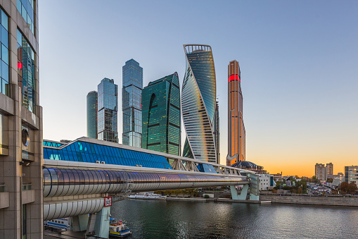 Skycraper de ciudad de Moscú, Moscú Centro Internacional de negocios cuando otoño con río de Moscú, Rusia. photo