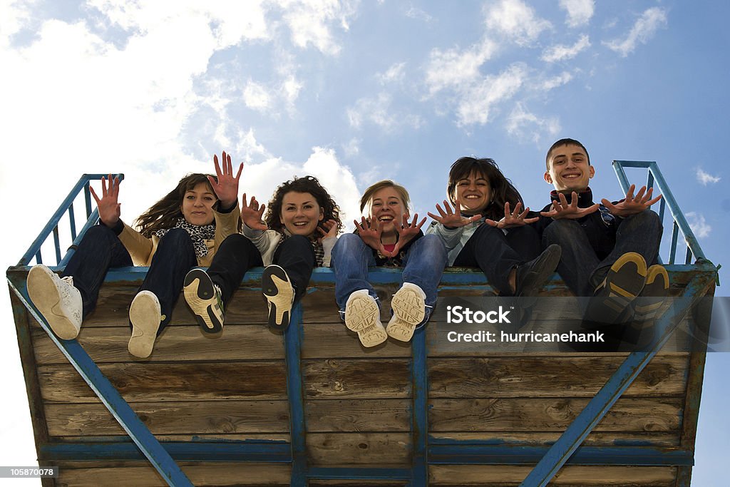 Cinque giovani seduti insieme - Foto stock royalty-free di 16-17 anni