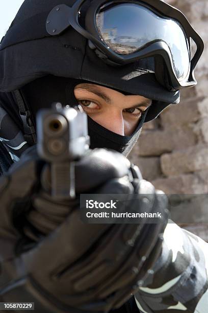 Soldier Z Uchwytem Pistoletowym - zdjęcia stockowe i więcej obrazów Amunicja - Amunicja, Armia, Autorytet