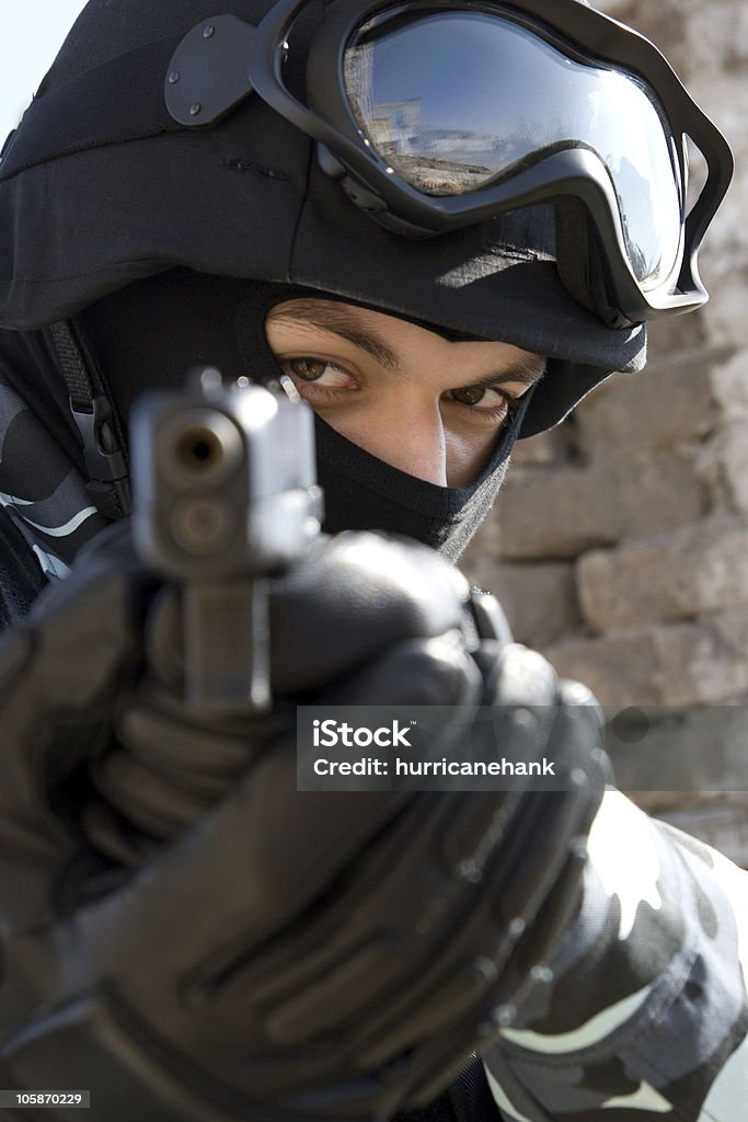 Солдат с пистолетом - Стоковые фото Армейский шлем роялти-фри