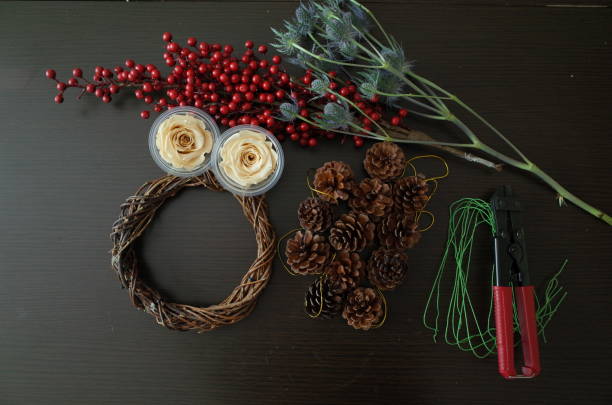 istock How to make a Christmas wreath 1058702630