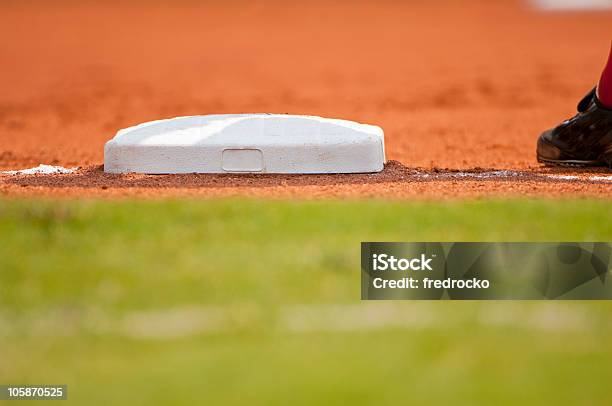 Bate De Béisbol Foto de stock y más banco de imágenes de Campo - Lugar deportivo - Campo - Lugar deportivo, Campo de béisbol, Vista de ángulo bajo