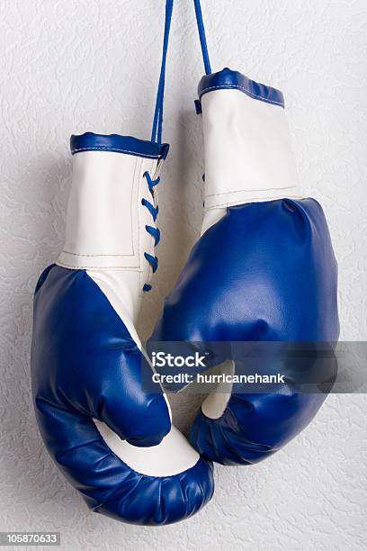 Guantes De Boxeo Colgando En Pared Foto de stock y más banco de imágenes de Arte cultura y espectáculos - Arte cultura y espectáculos, Azul, Blanco - Color