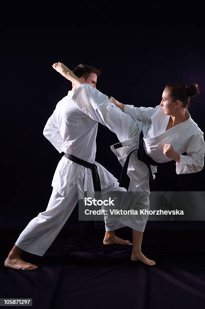 Lucha De Karate Pareja Foto de stock y más banco de imágenes de Kárate - Kárate, Mujeres, Artes marciales