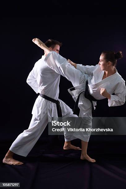 Karate Coppia Lotta - Fotografie stock e altre immagini di Karate - Karate, Donne, Allenamento