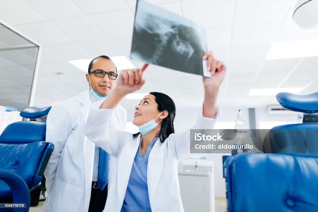 Zwei lateinische Ärzte Blick auf x-ray - Lizenzfrei Menschlicher Kieferknochen Stock-Foto