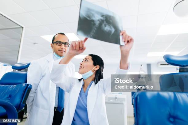 Zwei Lateinische Ärzte Blick Auf Xray Stockfoto und mehr Bilder von Menschlicher Kieferknochen - Menschlicher Kieferknochen, Ärztliche Untersuchung, Assistent