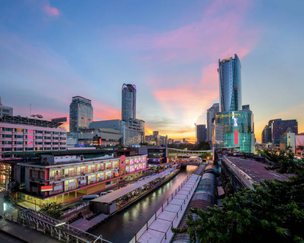 Skyscraper and Pratunam pier in Bangkok; water transportation by speed boat is one of the alternative choice for solving the traffic congestion problem in Bangkok. Skyscraper and Pratunam pier in Bangkok; water transportation by speed boat is one of the alternative choice for solving the traffic congestion problem in Bangkok. thailand mall stock pictures, royalty-free photos & images