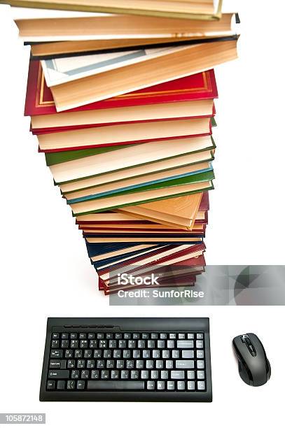 Tastatur Und Bücher Stockfoto und mehr Bilder von Akademisches Lernen - Akademisches Lernen, Arbeiten, Ausrüstung und Geräte